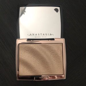 Anastasia Amrezy highlighter